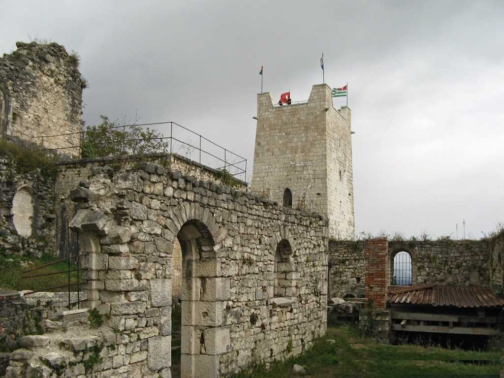 Башня и стены анакопийской крепости