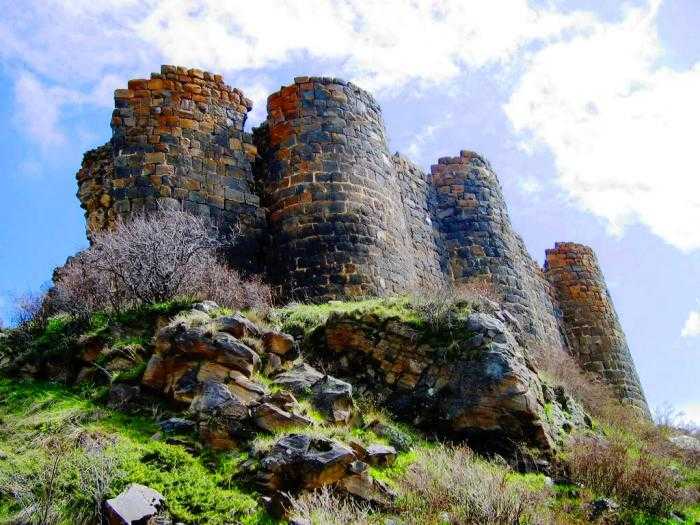 Армянская крепость айоц-берд