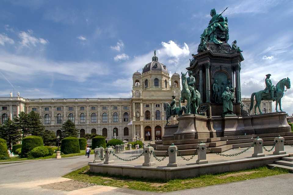 Исторические сооружения Вены: Венская Опера, Собор Святого Стефана, Дворец Бельведер, Дворец Шенбрунн