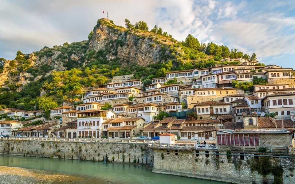 Фото города Гирокастра в Албании Большая галерея качественных и красивых фотографий Гирокастры, на которых представлены достопримечательности города, его виды, улицы, дома, парки и музеи