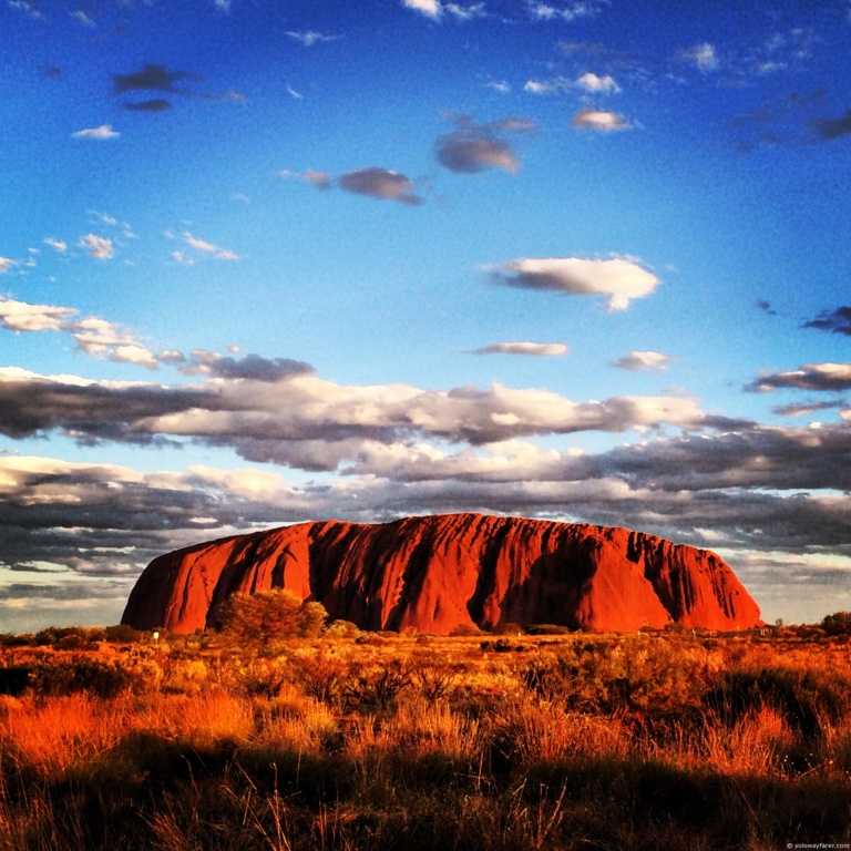 Скала улуру в австралии - одна из главных достопримечательностей континента