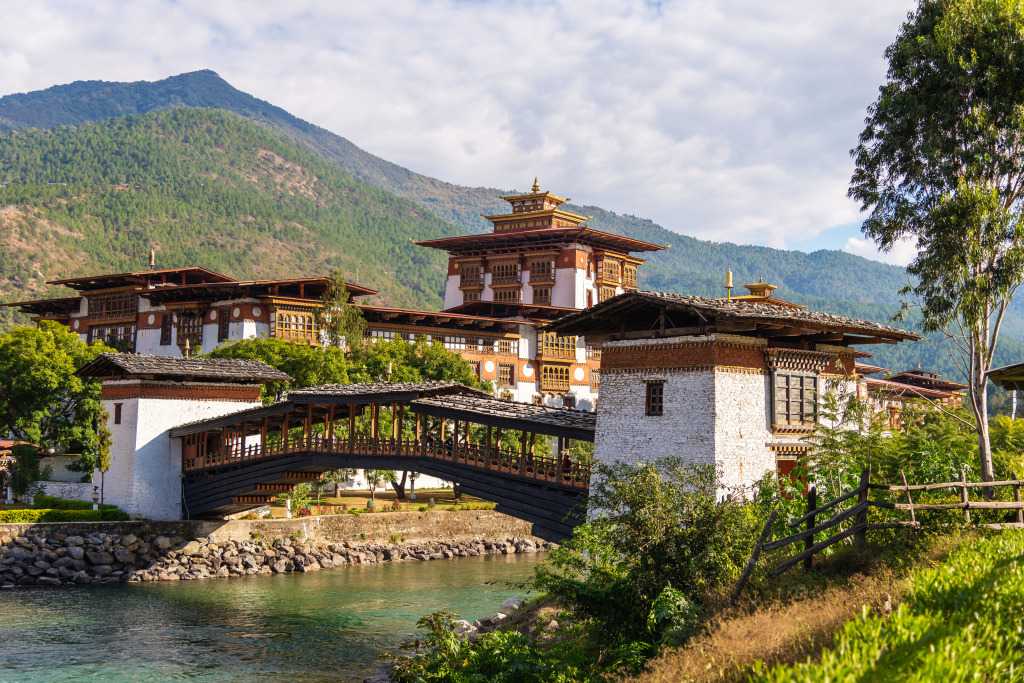 Пунакха-дзонг – крепость-монастырь и главное здание бутанского города Пунакха. Название архитектурной постройки означает «дворец великого счастья».