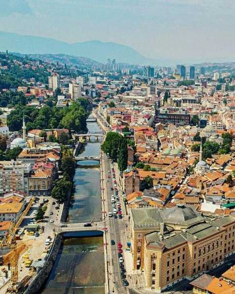 Сараево — столица Боснии и Герцеговины, основанная в 1244 г. и до 1507 г. назывался Врхбосна. Находится на территории одного из двух сообществ («энтитетов») страны — Федерации Боснии и Герцеговины, где титульными национальностями являются бошняки (боснийс