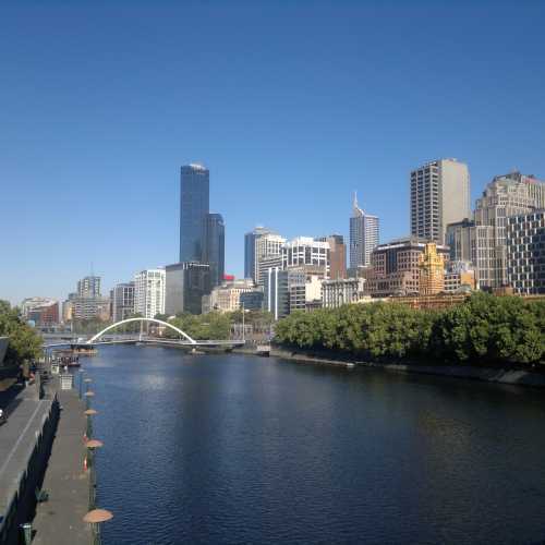 Мельбурн - столица австралии?