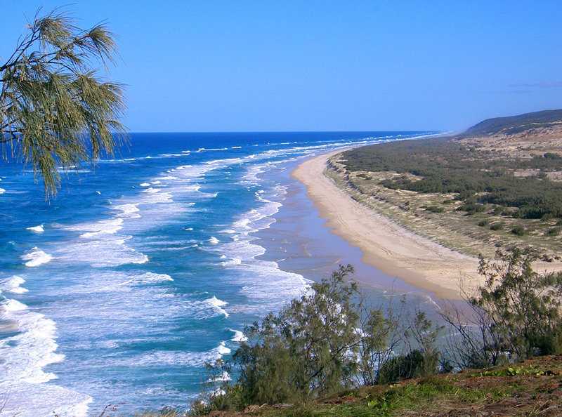 Остров Фрейзер – самый большой песчаный остров в мире, расположенный у восточного побережья Австралии Остров имеет вытянутую вдоль побережья форму; его длина - около 120 км, ширина - от 7 до 23 км Площадь острова составляет 1840 км²