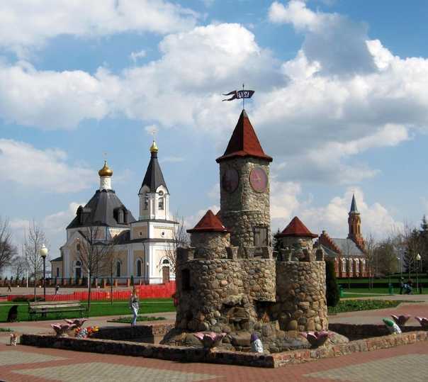 Фото города Гомель в Беларуси. Большая галерея качественных и красивых фотографий Гомеля, на которых представлены достопримечательности города, его виды, улицы, дома, парки и музеи.