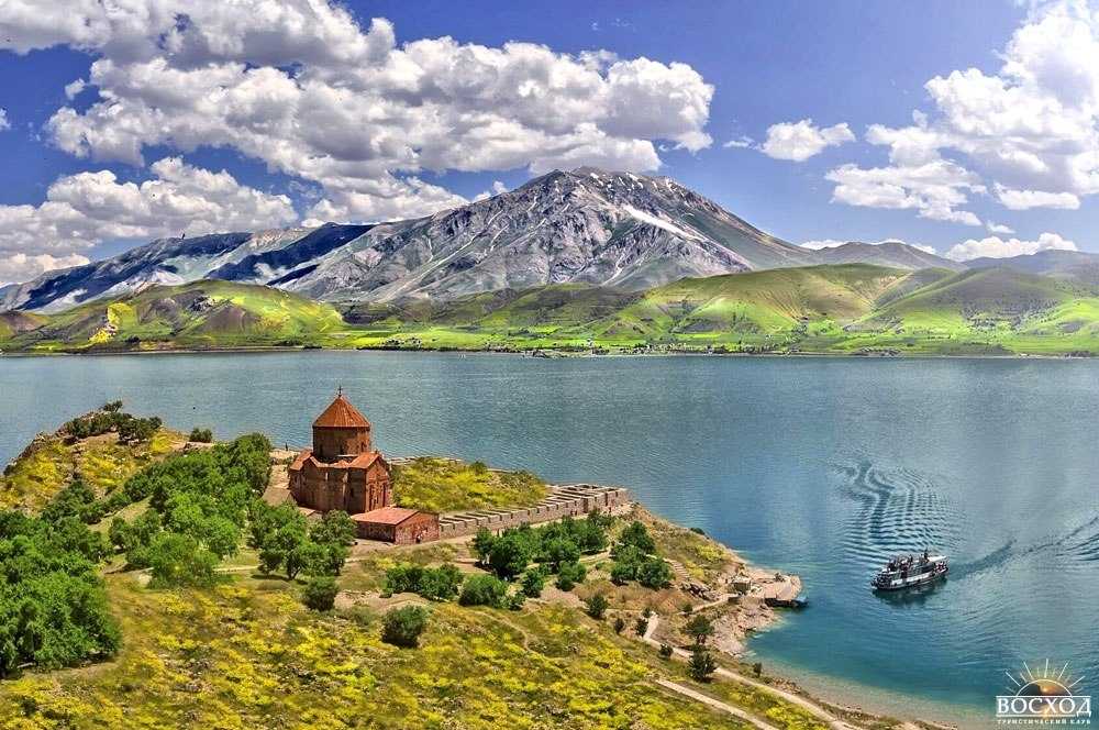 Севан — озеро в Армении; наибольшее и одно из красивейших озёр Кавказа Это чудо природы, соседствующее с небом, расположено в громадной чаще гор на высоте 1916 метров над уровнем моря