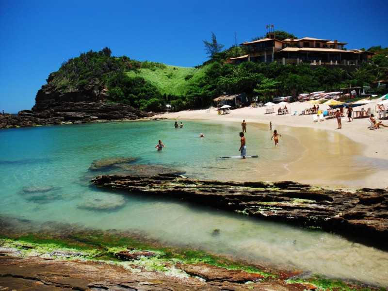 Бузиос — город в Бразилии, находится на одноименном острове, в двух часах от Рио-де-Жанейро. Полное название города звучит как "Армасан-дус-Бузиус". Это один из лучших пляжных курортов Бразилии, сохраняющий очарование рыбацкой деревни.