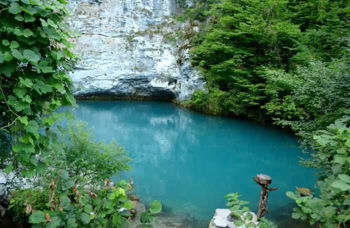 Голубое озеро (абхазия)
