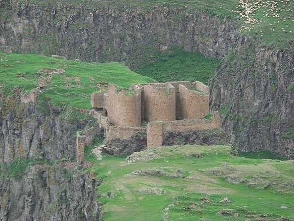 Замки и крепости Армении: Крепость Эребуни, Крепость Амберд, Крепость Лори Берд