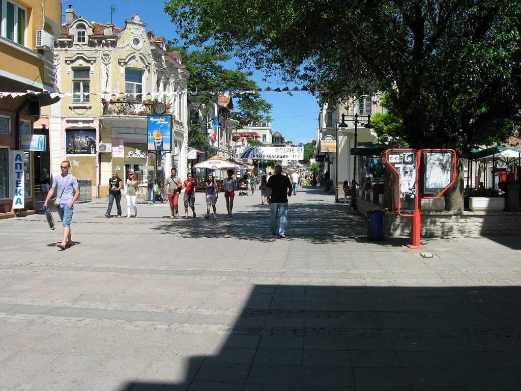 Бургас – один из крупнейших городов Болгарии, располагающийся на западном берегу Бургасского залива Чёрного моря. Еще в начале 19 века Бургас представлял собой небольшое поселение, едва ли насчитывающее 5 тысяч жителей, в основном этнических греков. Отпра