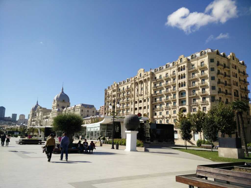 Баку — столица Азербайджана, город, сочетающий в себе динамику современной жизни и традиционность богатой культуры Баку расположен в южной части Апшеронского полуострова, на берегу Каспийского моря