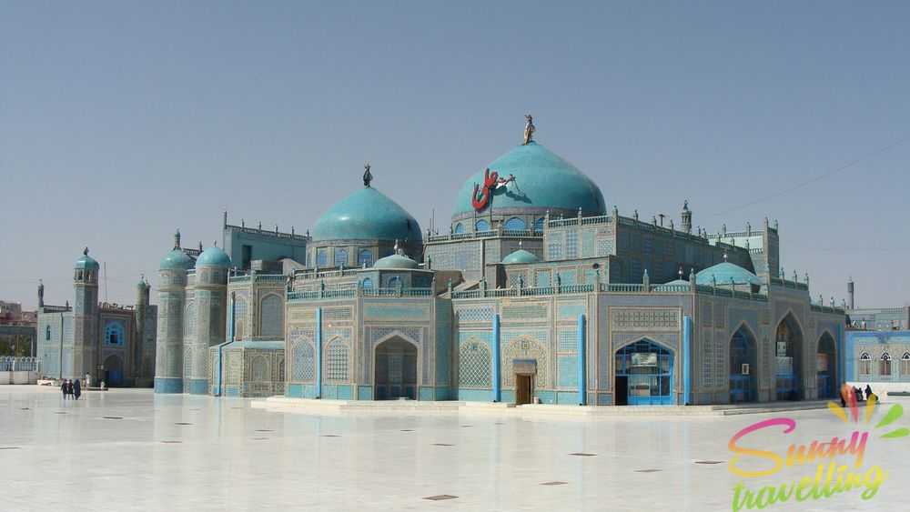 Голубая мечеть (мазари-шариф) в городе мазари-шариф