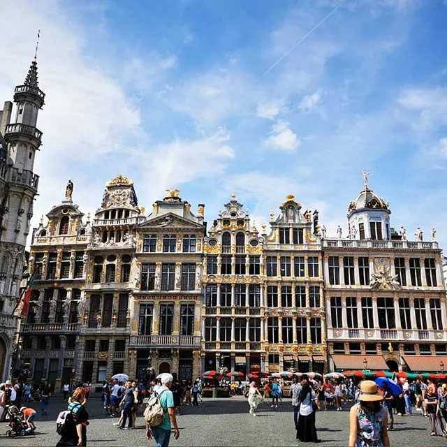 Площадь Гран-Плас — центральная площадь Брюсселя. Площадь стала формироваться еще в XII веке, а к XIV столетию, во время расцвета торговли сукном в Брюсселе, здесь начали собираться купцы со всей Европы.
