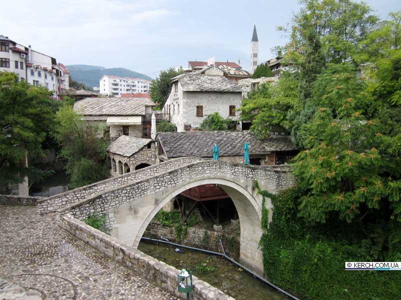 Мостар – город на юге Боснии и Герцеговины, уникальный тем, что в нем уживаются две культуры, европейская и азиатская, и две религии – мусульманство и христианство. Название населённому пункту дал мост, построенный турками-османами в середине XVI века и н