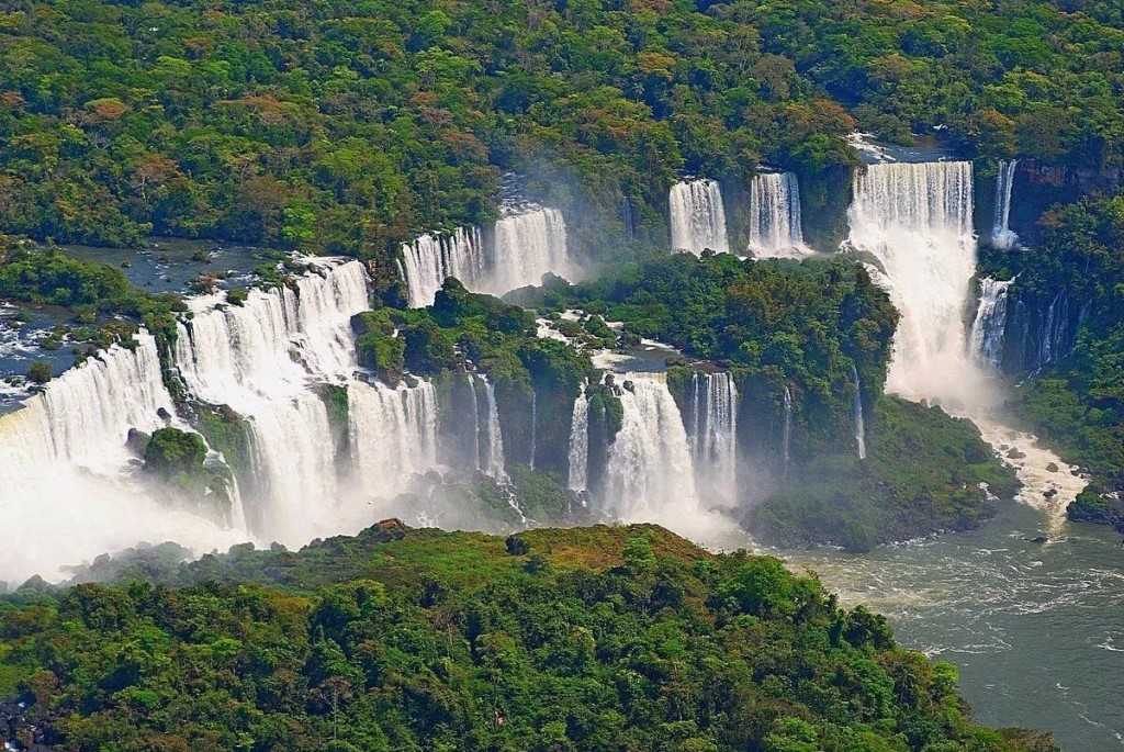 К водопадам Игуасу стремятся туристы со всех концов света. На языке местного племени гуарани, испокон веков обитавшего