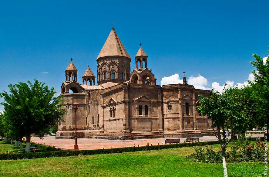 Эчмиадзин — армянская апостольская церковь