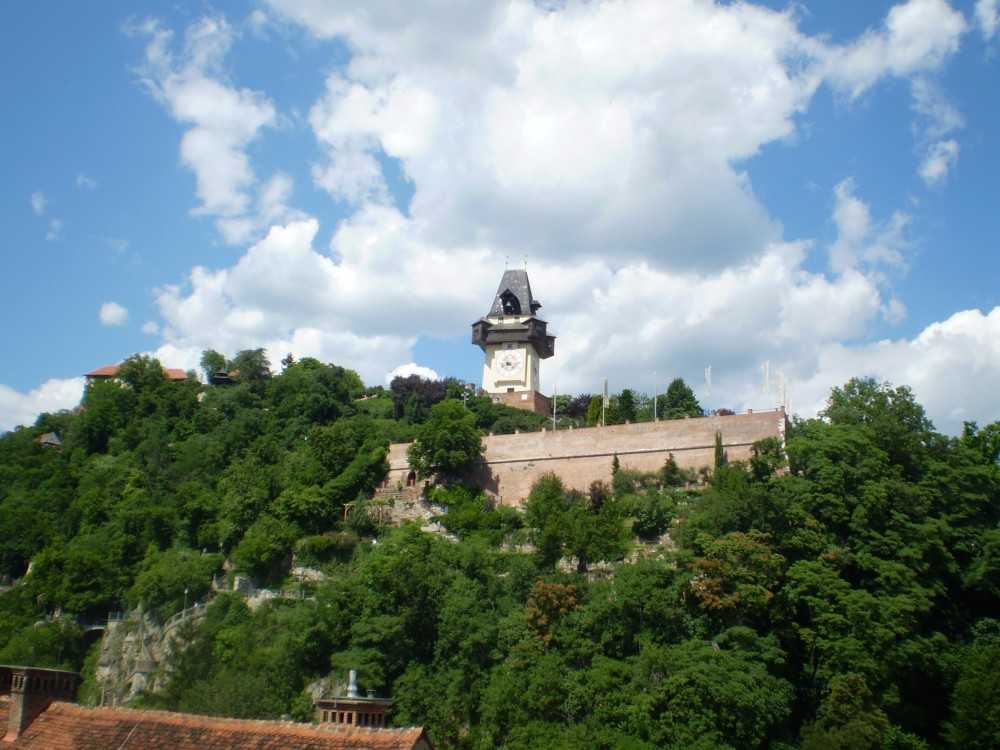 Замок шлоссберг. прогулка по горе шлосберг в граце замок шлоссберг