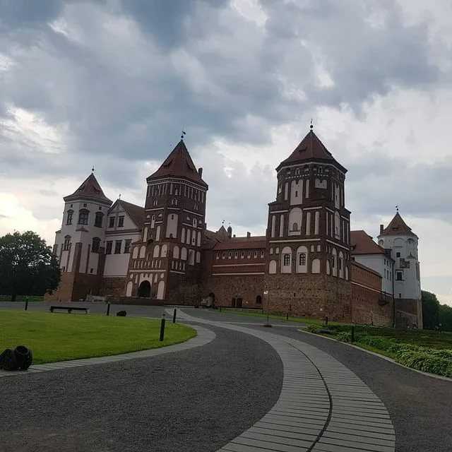 Фото Лидского замка в Беларуси. Большая галерея качественных и красивых фотографий Лидского замка, которые Вы можете смотреть на нашем сайте...