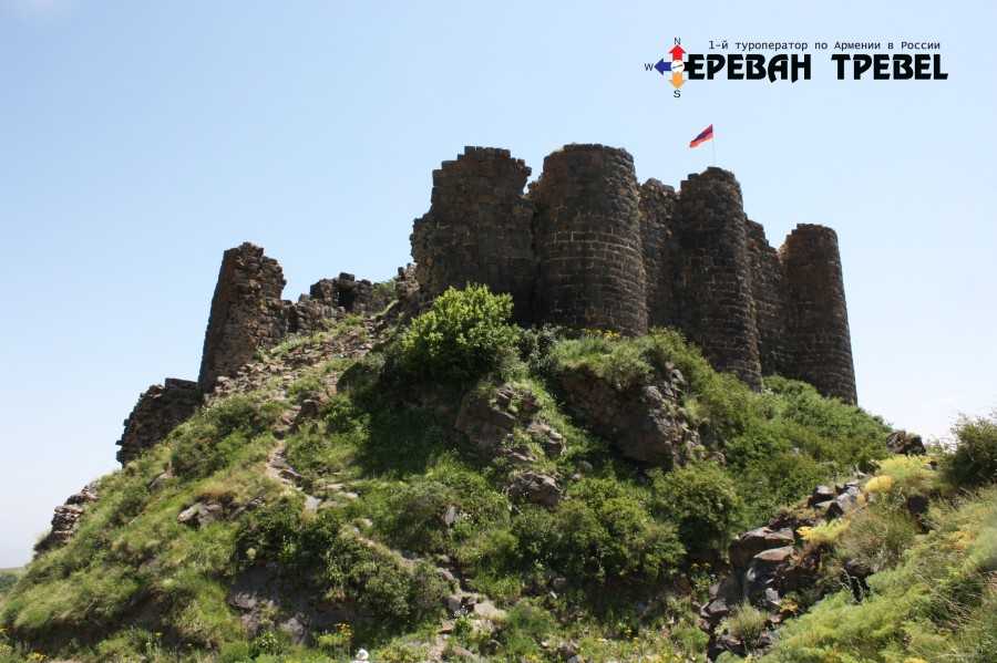 Крепость Амберд — исторический комплекс на склоне горы Арагац в Армении из замка VII века и церкви XI века Амберд расположен на высоте 2300 метров над уровнем моря