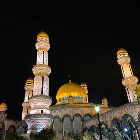 Мечеть султана омара али сайфуддина – самая популярная достопримечательность брунея
