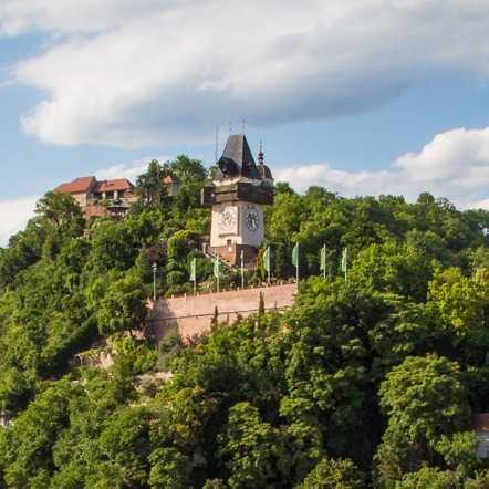 Замок шлоссберг. прогулка по горе шлосберг в граце замок шлоссберг