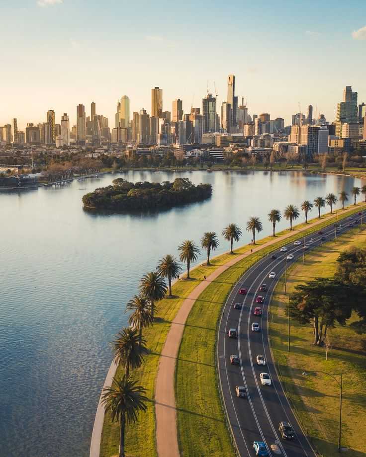 Перт (Pert) — крупнейший город и столица штата Западная Австралия Город расположен на юго-западе Австралии на берегу Индийского океана Перт – четвёртый по населению город Австралии после Сиднея, Мельбурна и Брисбена, и при 2%-ом росте является самым быстр