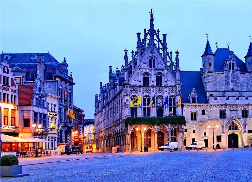 Фото города Мехелен в Бельгии. Большая галерея качественных и красивых фотографий Мехелена, на которых представлены достопримечательности города, его виды, улицы, дома, парки и музеи.