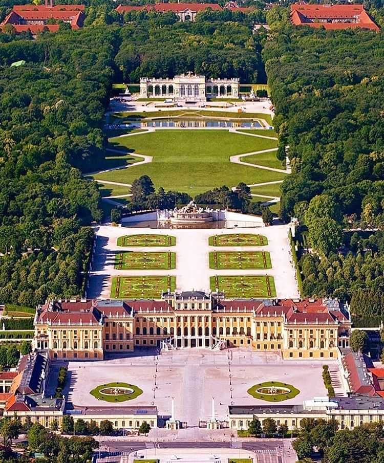Дворец шенбрунн в вене. австрия