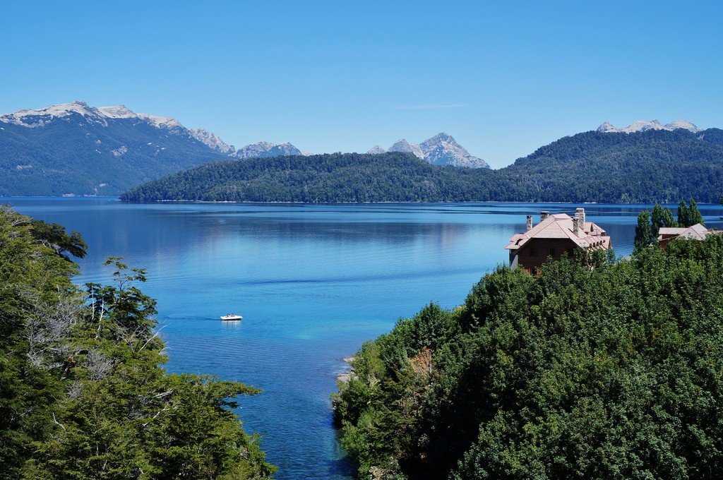 Науэль-Уапи — озеро в Аргентине на границе между провинциями Неукен и Рио-Негро в северной Патагонии Озеро имеет площадь 531 км², его максимальная глубина 460 м У Науэль-Уапи продолговатая форма со многими ответвлениями, похожими на фьорды