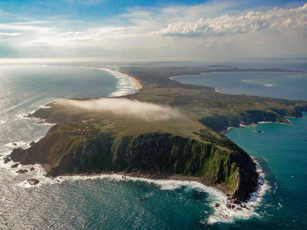 Остров Филлип – необитаемый остров на юге Тихого океана, расположенный в 6 км к югу от острова Норфолк Административно Филлип является частью австралийской внешней территории Остров Норфолк, являясь частью его Национального парка
