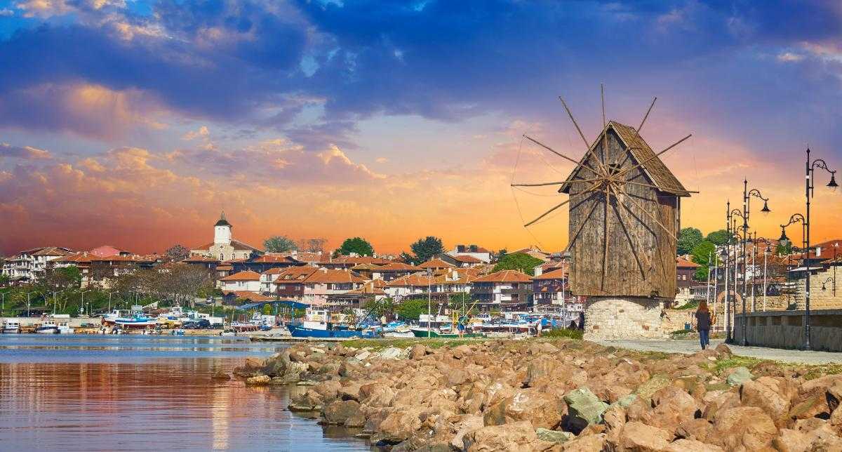 Созополь – один из древнейших городов Болгарии и популярный курорт на Черноморском побережье этой балканской страны. Он расположен в 34 км к юго-востоку от Бургаса и окружен впечатляющими ландшафтами предгорий и прекрасными морскими пляжами. Мягкий климат