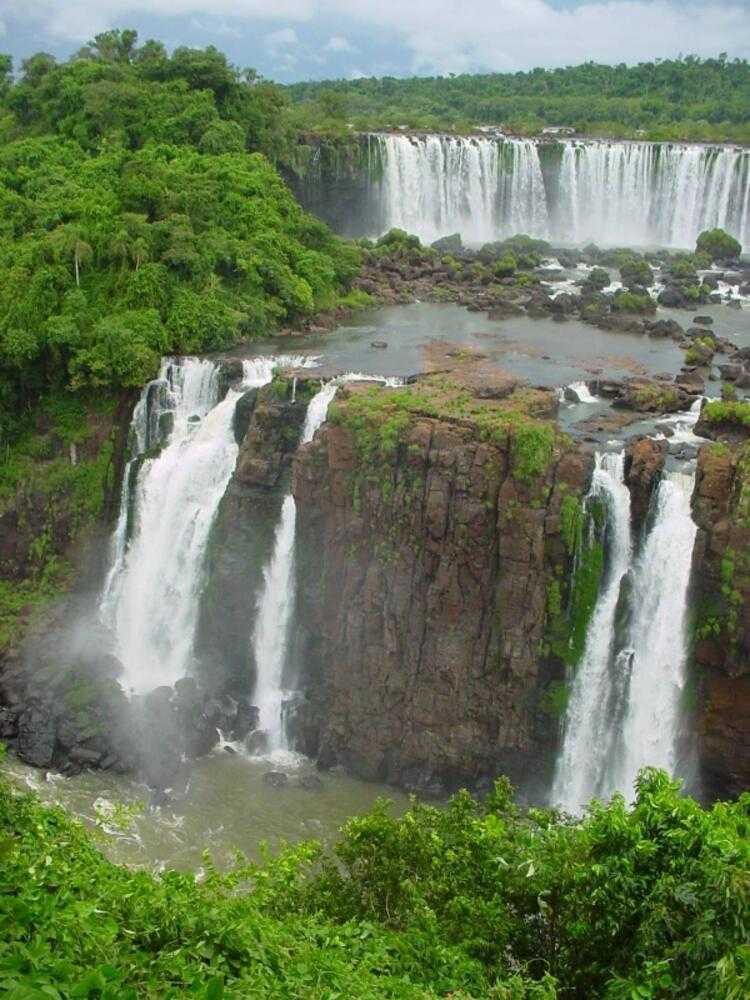 Комплекс водопадов игуасу на границе двух государств