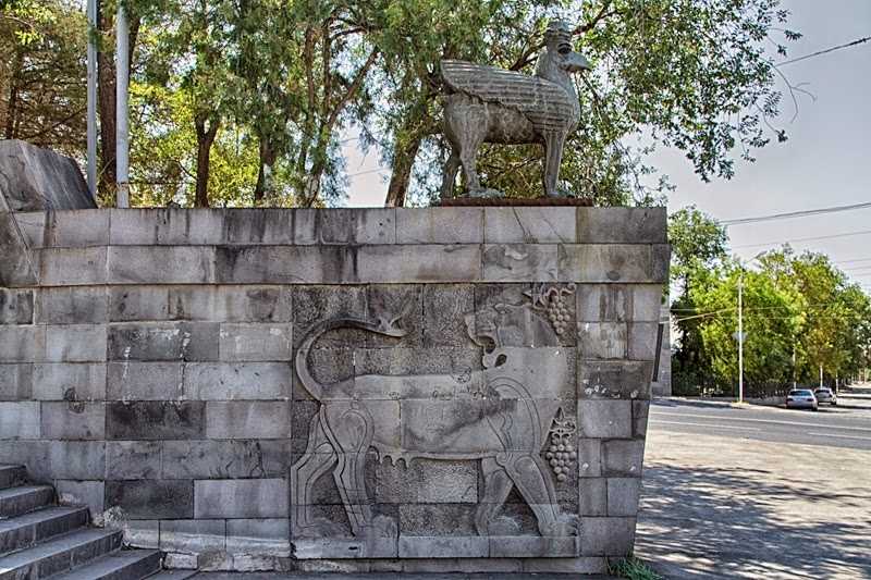 Крепость Эребуни — одна из главных и интереснейших достопримечательностей Еревана; памятник древнейшей истории Журналом «Forbes» поселение было включено в список «9 самых древних крепостей мира»