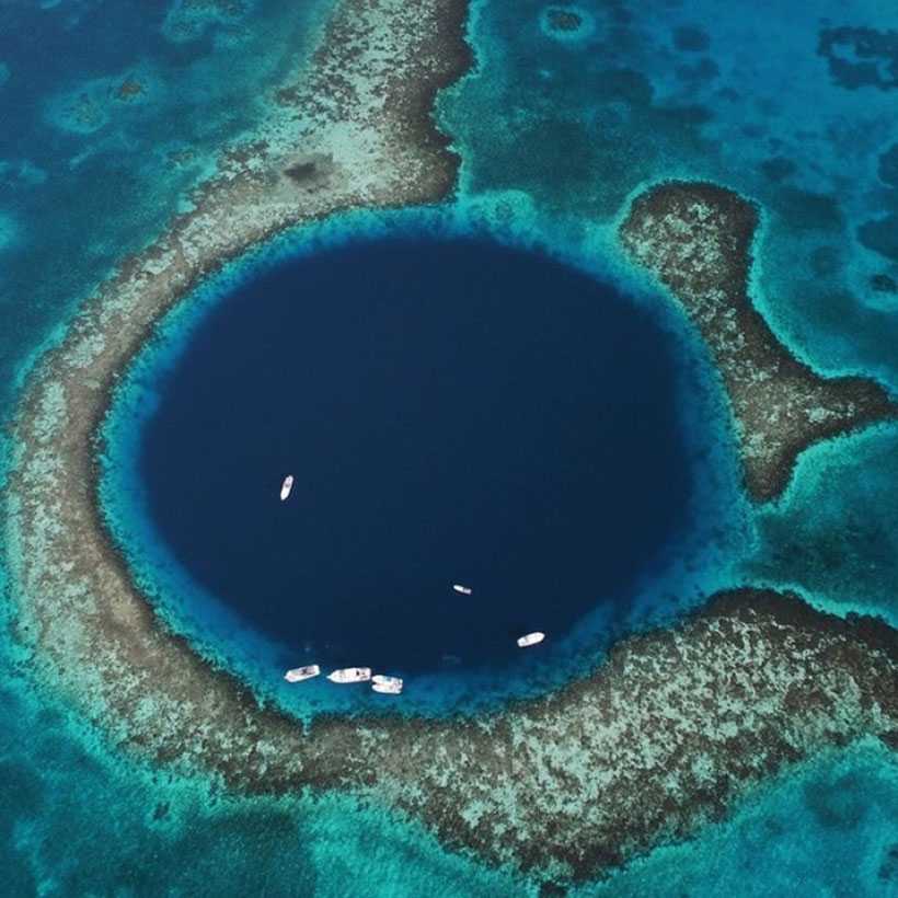 Голубая дыра Дина — это самая глубокая голубая дыра на планете. Дыра находится на Багамах, на острове Лонг-Исланд, в бухте западнее городка Клэренс Таун...