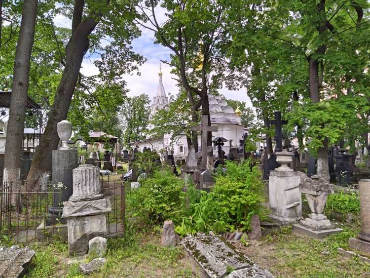 Какие тайны хранят самые знаменитые из миллиона могил парижского города мертвых пер-лашез