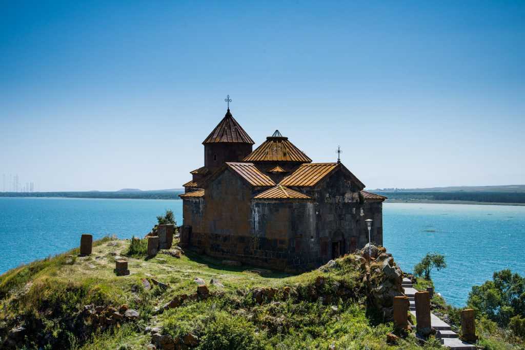 Озеро севан, армения: бюджетный отдых, достопримечательности, отели, дороги и погода