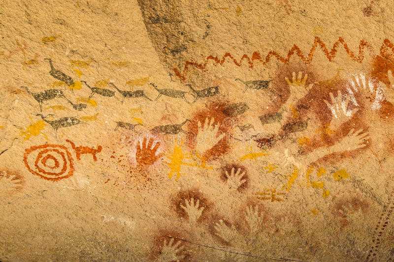На юге Аргентины, в провинции Санта-Крус находится удивительная Куэва-де-лас-Манос, если в переводе, то «Пещера рук» Название это очень точно, ведь в данной пещере находятся сотни изображений ладоней, оставленных древними людьми Удивляет, что люди древнос