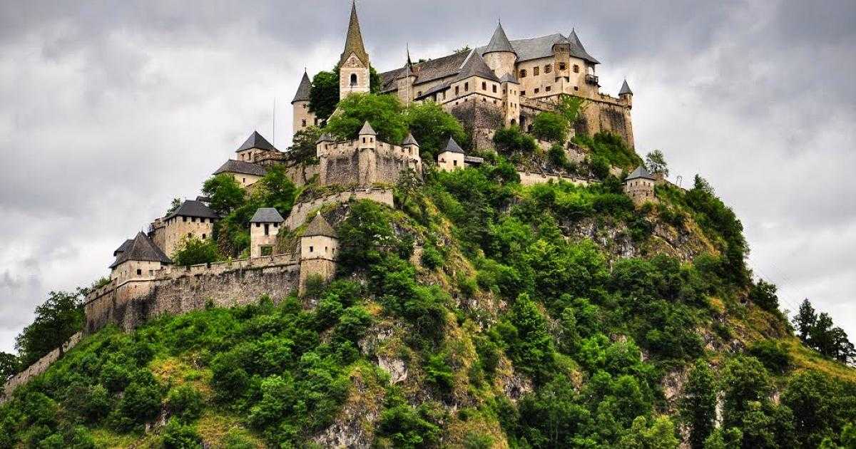 Замок Гохостервитц – достопримечательность, которой может гордиться Австрийская Республика Многие из нас в детстве мечтали побывать в средневековой крепости, увидеть своими глазами быт рыцарей Посещение Гохостервитца позволит осуществить мечту и прикоснут