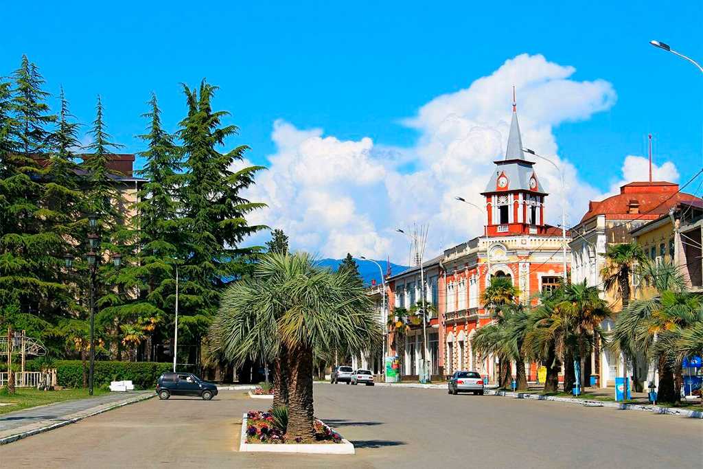 Гудаута – абхазский город, который почти сто лет известен как климатический курорт Он находится на Черноморском побережье и удален от столицы республики – Сухума на 37 км Название городу дала протекающая через него речка Гудоу