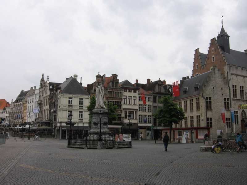 Фото города Мехелен в Бельгии. Большая галерея качественных и красивых фотографий Мехелена, на которых представлены достопримечательности города, его виды, улицы, дома, парки и музеи.