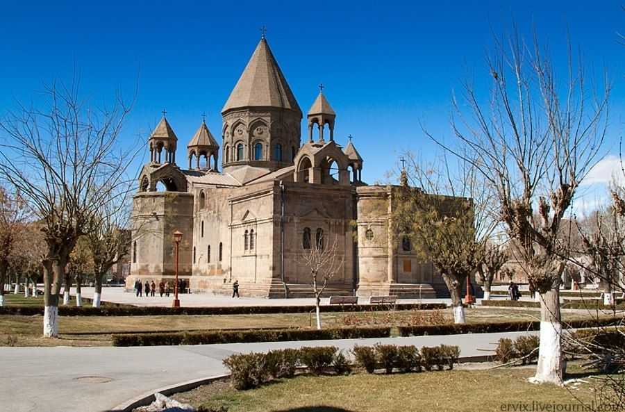 Музей католикосата.	эчмиадзин, армения. картины айвазовского