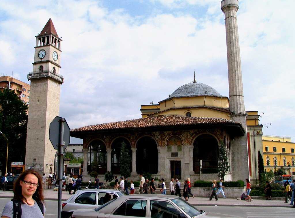 Мечеть Эфем Бей расположена в центре албанской столицы Тираны Ее строительство началось в 1789 году, и продолжалось 34 года: начатое отцом Молла Бейем и законченное его сыном Нахчи Эфем Бейем, который приходился правнуком Паши Сулеймана