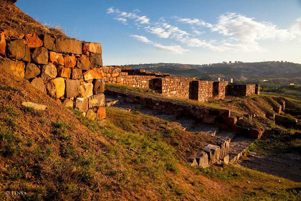 Крепость Эребуни — одна из главных и интереснейших достопримечательностей Еревана; памятник древнейшей истории Журналом «Forbes» поселение было включено в список «9 самых древних крепостей мира»