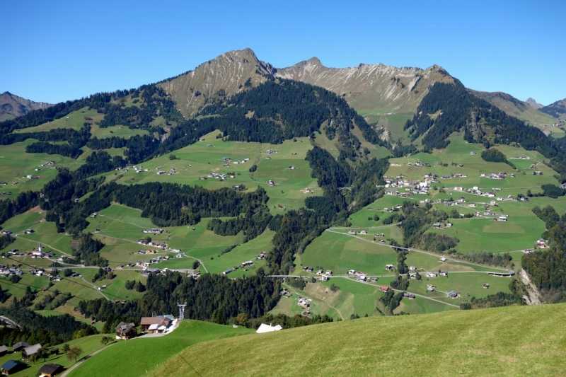 Брегенц, относительно небольшой город в Австрии с населением всего 28,2 тыс человек, расположился в северной части Альп, на берегу живописного Боденского озера
