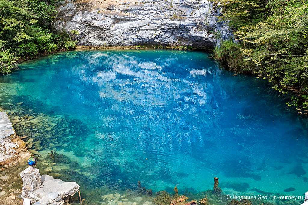 Драгоценный камень, спрятанный в скалах – голубое озеро в абхазии