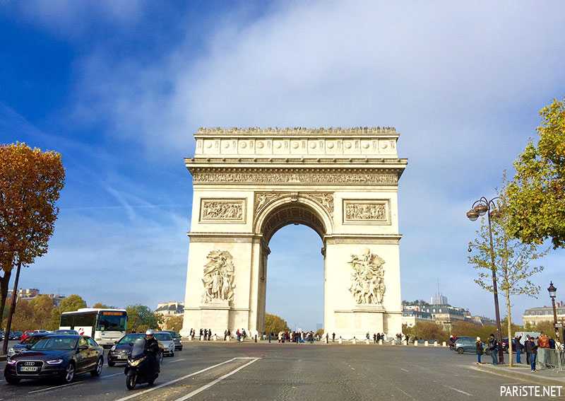 Большая арка дефанс в деловом квартале парижа. фотографии