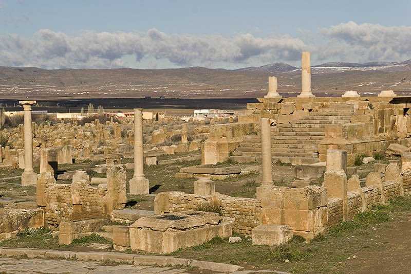 Тимгад — древний город времен Римской империи, расположенный на территории Атласских гор в Алжире, в 35 км от г Батна На сегодняшний день Тимгад – это смесь руин и частично сохранившихся сооружений, хранящих истории войн, побед и поражений