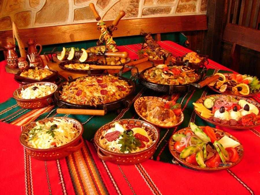 Блюда болгарской кухни, несомненно, вкусные, но бывают чересчур сытными, а ингредиенты не всегда соответствуют самым высоким требованиям. Все виды мяса, кроме свинины (которая всегда превосходна), варьируются по качеству и должны проходить хорошую теплову