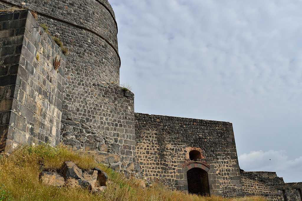 Армянская крепость айоц-берд